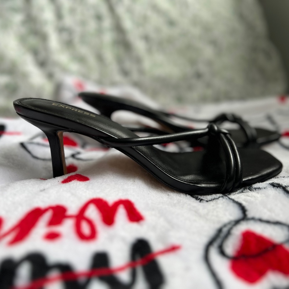 Express.Size 8. Black.